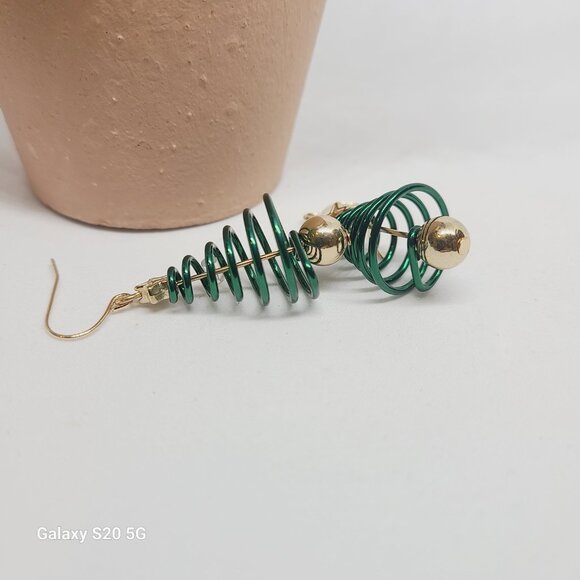 Unbranded Dark Green & Gold Tone Christmas Tree Dangle Drop Earrings Women NWOT - Picture 3 of 6